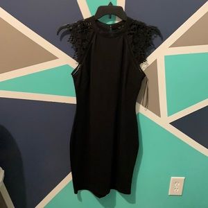 Black cute design on top it was like 50 sumpin or more I’m not sure Ask anything